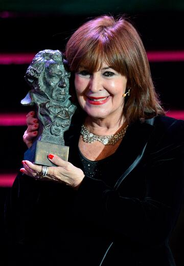 Concha Velasco posa feliz con el premio Goya Honorífico que se le entregó en la ceremonia de 2013.