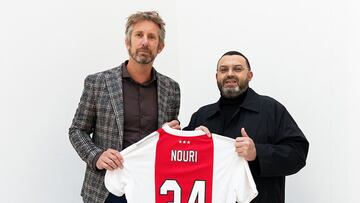 Edwin van der Sar y un familiar de Nouri posan con su camiseta.