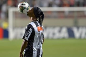 Grandes futbolistas profesan su cariño al balón con estos besos