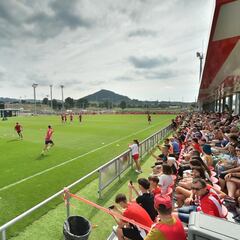 Nuevo baño de masas del Athletic en Lezama