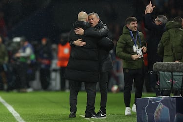 Los técnicos españoles del PSG y del City, Luis Enrique y Pep Guardiola se abrazan tras la finalización del encuentro.