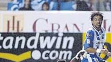 <b>PELIGRO. </b>Pese a jugar con uno menos, el Alavés siguió llegando ante Kameni.