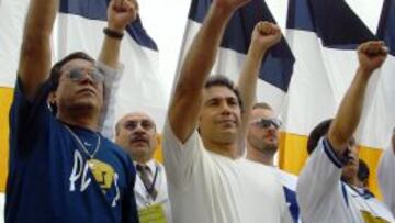 Hugo Sánchez, cantando el himno de la UNAM