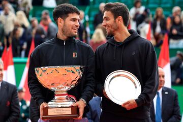 Carlos Alcaraz y Lorenzo Musetti posan ante los medios de comunicación tras la final del Masters de Montecarlo.