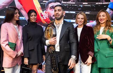 Ilia Topuria muestra el cinturón de campeón de la UFC en la rueda de prensa en el Hotel Rosewood Villa Magna.
