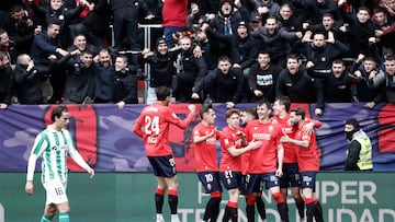 Los jugadores de Osasuna celebran el gol de Budimir.