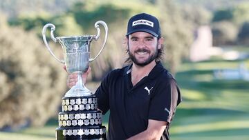 MADRID, 29)09/2024.- El golfista español Ángel Hidalgo posa este domingo con el trofeo, tras su victoria en el Abierto de España que se ha disputado estos cuatro días en el Club de Campo Villa de Madrid. EFE/Sergio Pérez