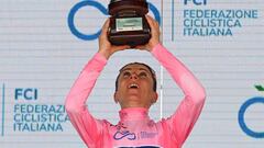 Van Vleuten, con el trofeo de campeona del Giro Donne 2023.