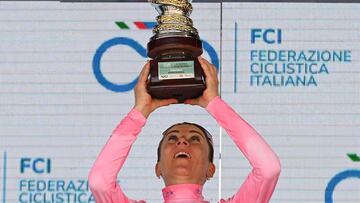 Van Vleuten, con el trofeo de campeona del Giro Donne 2023.