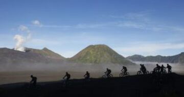 Paseo en bicicleta de montaña para jóvenes dentro de Tengger Caldera de Bromo Tengger Semeru Parque Nacional, cerca de Probolinggo, la provincia indonesia de Java Oriental. El Bromo Tengger Semeru Parque Nacional está formado por el Monte Semeru (3676 m) y Tengger Caldera, que tiene cinco volcanes en el interior de la caldera: Mount Bromo (2.329 m), el Monte Batok (2.470 m), el Monte Kursi (2.581 m), el Monte Watangan (2.661 m), y el Monte Widodaren (2.650 m).