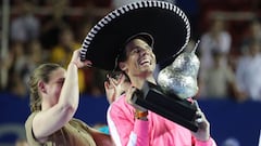 Rafa Nadal posa con el sombrero mexicano y el trofeo de campe&oacute;n del Abierto Mexicano Telcel de Acapulco.