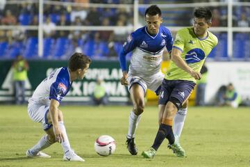 Este atacante surgió de las fuerzas básicas de Chiapas y debutó en la Liga MX en 2012. Por sus condiciones fue considerado en selecciones sub-21 y sub-23. Con los Jaguares rindió a buen nivel en una primera etapa y después fichó con Querétaro y Puebla. En divisiones inferiores militó con Cimarrones de Sonora, Correcaminos de la UAT y Loros de Colima. Actualmente tiene 27 años y juega con Industriales de Naucalpan de la Liga de Balompié Mexicano (LBM).