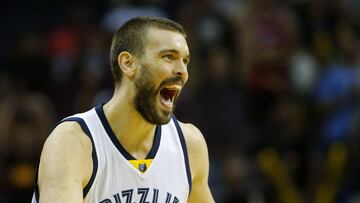 MEM09 - MEMPHIS (EE.UU.), 30/10/2016.- El jugador Marc Gasol de los Grizzlies reacciona en el juego ante los Grizzlies hoy, domingo 30 de octubre de 2016, durante su juego de la NBA en Memphis, Tennessee (EE.UU.). EFE/Mike Brown