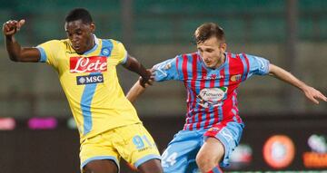 Su debut con el Napoli se da el 28 de septiembre de 2013 en la visita al Genoa. El equipo gana 2-0 con doblete de Pandev. En ese equipo también compartió con Camilo Zúñiga y Pablo Armero.