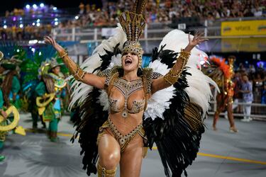Una bailarina de la escuela de samba Colorado do Bras se presenta durante un desfile de carnaval en Sao Paulo.