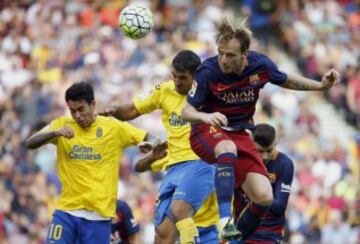 Ivan Rakitic lucha por un balón con Aythami Artiles y Araujo
