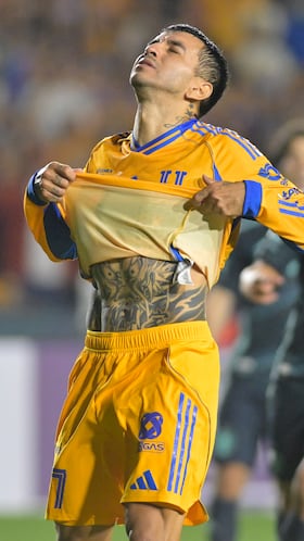 AME1396. SAN NICOLÁS DE LOS GARZA (MÉXICO), 08/04/2026.- Angel Correa de Tigres reacciona este miércoles, durante un partido de cuartos de final de la Copa de Campeones de la Concacaf entre Tigres y Seattle Sounders en el estadio Universitario en San Nicolás de Los Garza (México). EFE/Miguel Sierra