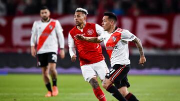 AVELLANEDA, ARGENTINA - AUGUST 07: Esequiel Barco of River Plate drives the ball during a match between Independiente and River Plate as part of Liga Profesional 2022 at Estadio Libertadores de América - Ricardo Enrique Bochini on August 7, 2022 in Avellaneda, Argentina. (Photo by Marcelo Endelli/Getty Images)