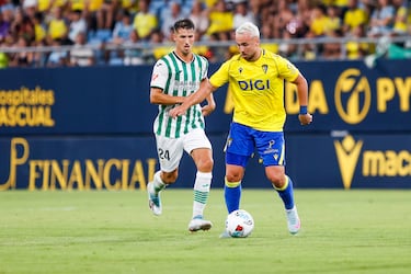 Víctor Aznar se viste de héroe y le otorga al Cádiz un nuevo Trofeo Carranza