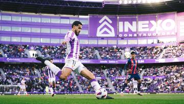 Lucas Oliveira dispara a puerta. Al fondo, la publicidad de INEXO, patrocinador del Real Valladolid.