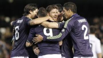 GOL DEFINITIVO. Benzema abri&oacute; el marcador anoche en Mestalla (43&rsquo;). En la imagen Khedira, Xabi Alonso y Varane lo celebran con el delantero franc&eacute;s.