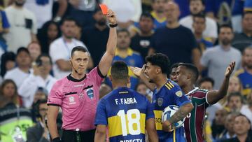 Soccer Football - Copa Libertadores - Final - Boca Juniors v Fluminense - Estadio Maracana, Rio de Janeiro, Brazil - November 4, 2023 Boca Juniors' Frank Fabra is shown a red card by referee Wilmar Roldan REUTERS/Sergio Moraes