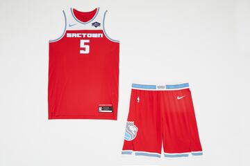 Este uniforme trae de vuelta la gama de colores del equipo, en un atrevido rojo con detalles en azul claro y la inscripción Sactown en el pecho.