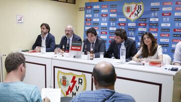 Junta de Accionistas en la sala de Prensa del estadio de Vallecas.