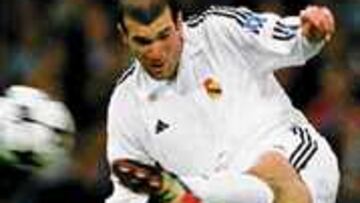 <B>LA PIERNA, HORIZONTAL AL SUELO.</B> De haber elevado más el ángulo de su pierna, el balón hubiera ido alto.