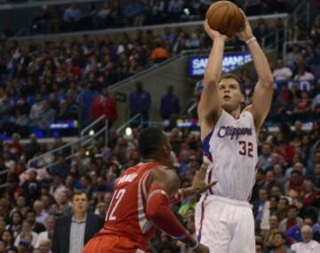 Blake Griffin lanza ante Dwight Howard.