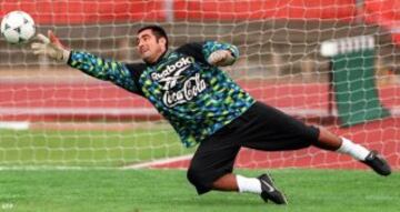 Campeón nacional con Universidad Católica y Cobreloa, medallista de Bronce en Sídney 2000 y mundialista de Francia 1998 con La Roja. 