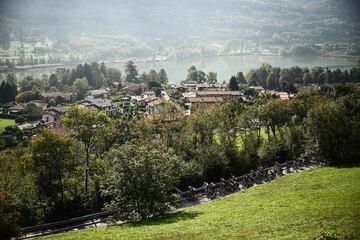 El pelotón durante el Giro de Lombardia.