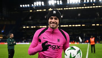 Marc Guiu, jugador del Chelsea, posa con el balón tras marcar un hat-trick contra el Shamrock Rovers en Conference League.