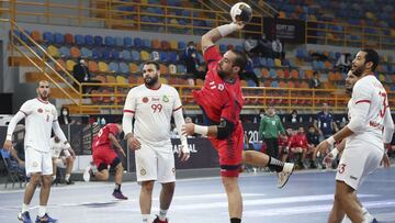 Cairo (Egypt), 24/01/2021.- Chile's Esteban Salinas (C) in action during the President's Cup match between Morocco and Chile at the 27th Men's Handball World Championship in Cairo, Egypt, 24 January 2021. (Balonmano, Egipto, Marruecos) EFE/EPA/Khaled Elfiqi / POOL