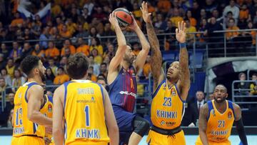 EPA2613. MOSC&Uacute; (RUSIA), 29/12/2017.- El escolta del Barcelona Lassa Juan Carlos Navarro (c) intenta encestar ante el estadounidense Malcolm Thomas (2-d) del Khimki de Mosc&uacute; durante su partido de la Euroliga disputado en Mosc&uacute; (Rusia), hoy 29 de diciembre de 2017. EFE/ Maxim Shipenkov