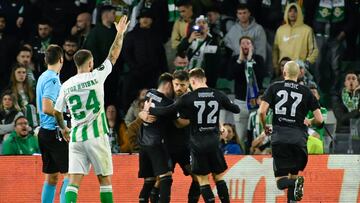 SEVILLA, 15/02/2024.- Los jugadores del Dinamo celebran el gol ante el Betis, durante el partido de Liga Conferencia que Real Betis y Dínamo de Zagreb disputan hoy jueves en el estadio Benito Villamarín, en Sevilla. EFE/Raúl Caro
