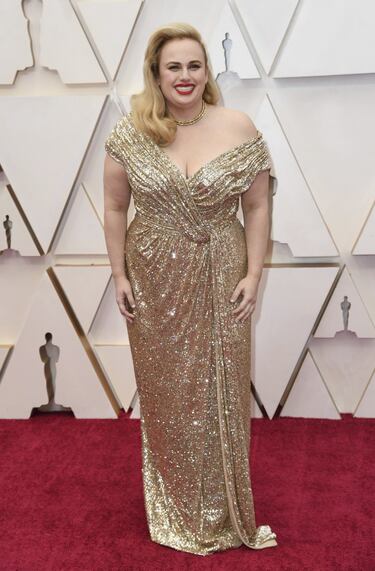 La actriz Rebel Wilson con un diseño de Jason Wu de lentejuelas dorado a juego con los zapatos y un collar de oro.