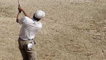 <b>IRREGULAR INICIO.</b> El español Sergio García golpea la bola en la primera jornada del Abierto disputado en Arizona.