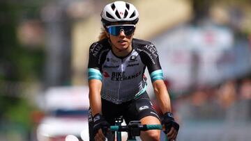 La ciclista española del BikeExchange Ane Santesteban llega a meta durante una etapa del Tour de l'Ardèche.