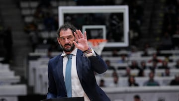 BADALONA, 19/02/2023.- El presidente de la Federación Española (FEB), Jorge Garbajosa  recibe un premio en reconocimiento de su carrera , durante la final de la Copa del Rey de baloncesto que disputan este domingo en el Pabellón Olímpico de Badalona. EFE/Alejandro García
