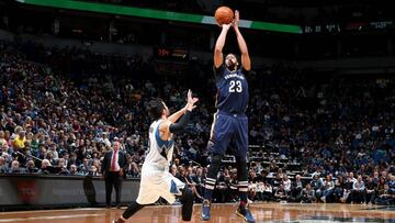 Anthony Davis lanza ante Ricky Rubio.