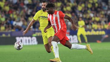 VALENCIA, 23/10/2022.- El delantero del Almeria El Bilal Touré (d) ante Raúl Albiol, del Villarreal, durante el encuentro correspondiente a la jornada 11 de primera división que disputan hoy Domingo frente al Almeria en el estadio Ciutat de Valencia. EFE / Domenech Castelló.
