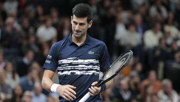 Djokovic sonr&iacute;e durante la final frente a Shapovalov.