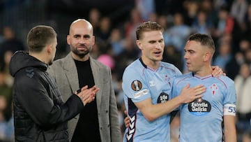 Claudio Giráldez, entrenador del Celta, conversa con Mihailo Ristic junto a Carl Starfelt y Iago Aspas a la conclusión del partido entre el Celta y el Niza en Balaídos.