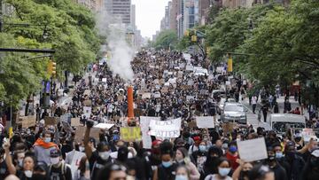 Las autoridades sanitarias en Estados Unidos est&aacute;n preocupadas por la posibilidad de que el coronavirus se propague durante las protestas por George Floyd.