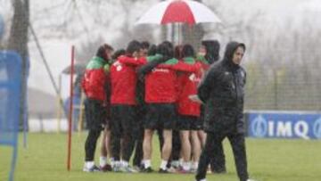 Marcelo Bielsa con los jugadores al fondo.