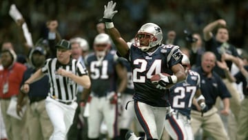 Ty Law regresó una intercepción hasta la zona de anotación.