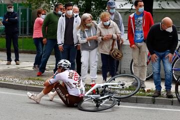 El ciclista belga del equipo AG2R Lawrence Naesen se sienta en la carretera después de sufrir una caída