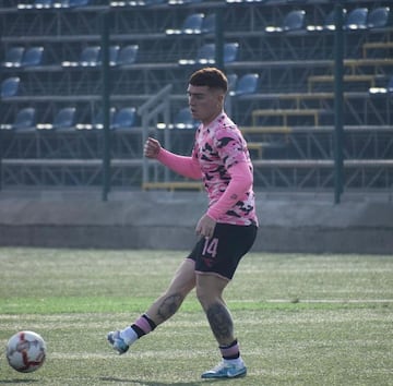 Nicolás Clavería disputando un partido con Santiago City en la Tercera A.