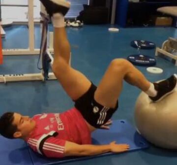 En sus redes sociales, James publicó los trabajos que hace para recuperarse de su lesión.